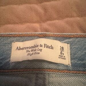 Abercrombie & Fitch - light wash 
wide leg high rise 
SIZE - 6S